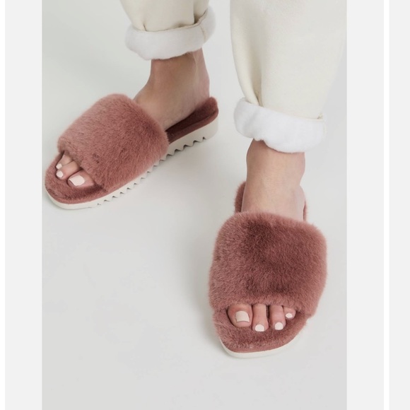Women's Eira Faux Shearling Slides
In Sweet Rose size 40 - Picture 1 of 9